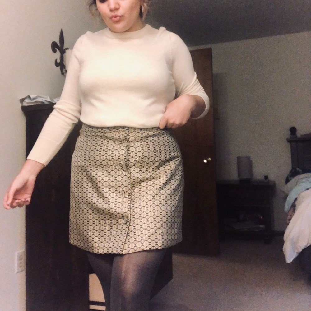Skirt with gold daisy print
